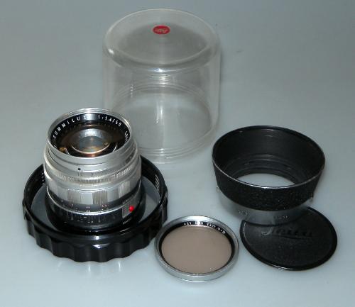 LEICA 50mm 1.4 SUMMILUX CHROME FIRST VERSION FROM 1962 WITH LENS HOOD, FILTER B+W, PLASTIC BOX, IN GOOD CONDITION