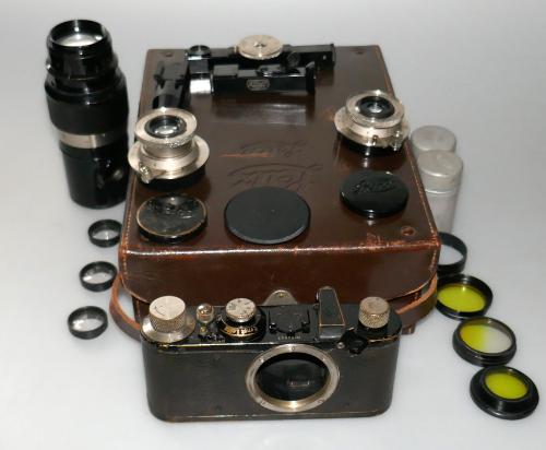 LEICA 1 MODEL C FROM 1930 WITH 3 LENSES WITHOUT NUMBER, ACCESSORIES, CASE, IN GOOD CONDITION