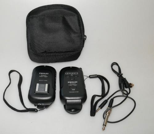 PHOLSY WIRELESS FLASH TRIGGER TRANSMITTER AND RECEIVER, BAG, IN VERY GOOD CONDITION