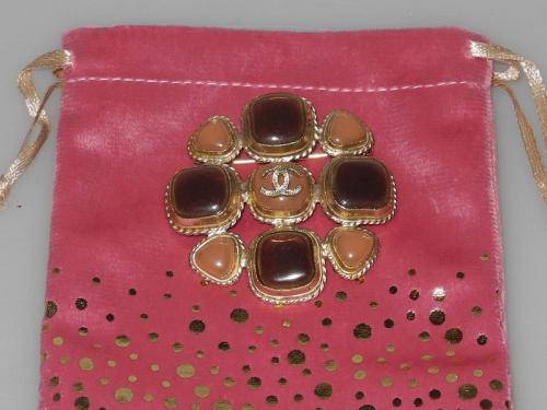 Chanel Gripoix by Karl Lagerfeld brooch in gold metal and nude resin cabochons from 2011, superb