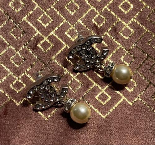 Chanel CC earrings in silver metal, rhinestones and pearls, winter 2008 collection, superb