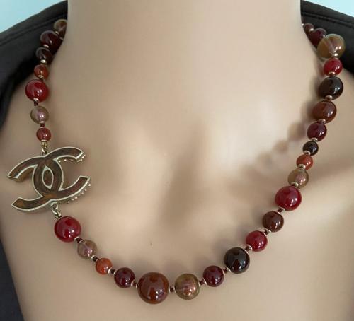 Chanel by Karl Lagerfeld pearl necklace in red resin and enameled motifs with logo, from 2012, superb