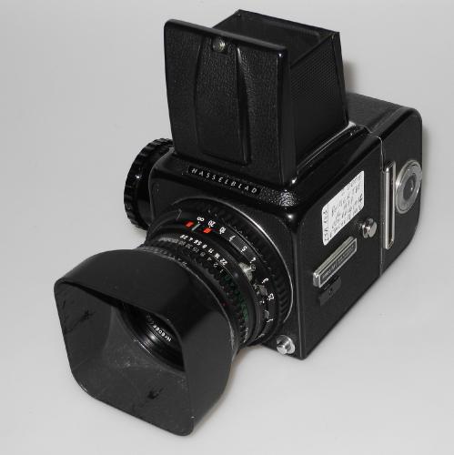 HASSELBLAD 500CM BLACK FROM 1977 WITH 80/2.8 PLANAR, LENS HOOD, IN VERY GOOD CONDITION, FILM BACK A12 BLACK FROM 1974 IN GOOD CONDITION