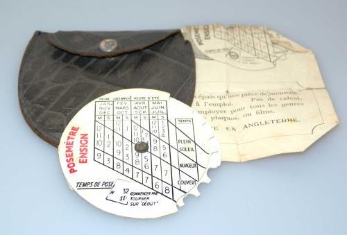 ENSIGN EXPOSURE METER WITH INSTRUCTIONS IN FRENCH AND BAG