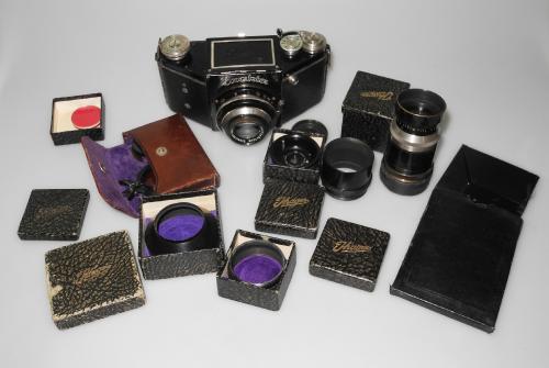 EXAKTA VP MODEL B VERSION 4 FROM 1938 WITH 3 LENSES, ACCESSORIES, CASE, IN GOOD CONDITION