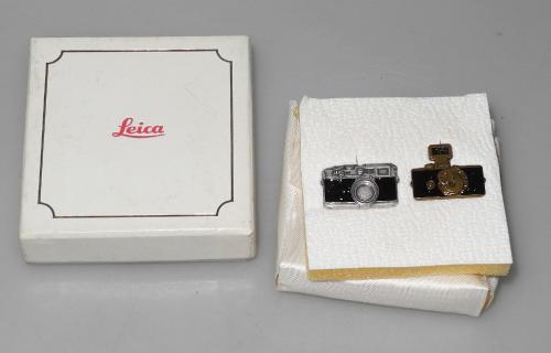 LEICA SET OF 2 PIN'S M6 AND UR WITH BOX, IN VERY GOOD CONDITION