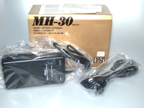 NIKON MH-30 WITH INSTRUCTIONS NEW IN BOX