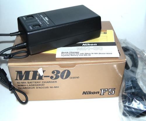 NIKON MH-30 WITH INSTRUCTIONS NEW IN BOX