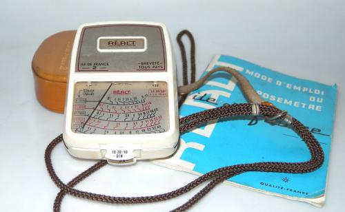 REALT ILE DE FRANCE 2 LIGHT METER WITH INSTRUCTIONS IN FRENCH, STRAP, BAG