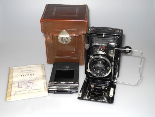 ZEISS IKON IDEAL 111 6x9 WITH TESSAR 12cm/4.5, FILM BACK, INSTRUCTIONS IN FRENCH, CASE IN VERY GOOD CONDITION