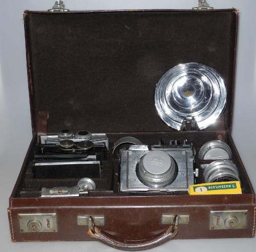 PLAUBEL MAKINA II  WITH LENSES 10cm/2.9 ANTICOMAR, 7,3cm/6.8 ORTHAR, 19cm/4.8 TELE-MAKINAR, LENS HOOD, FILTERS, FILM BACK 6x9, 6 SIMPLE HOLDERS, FOCUSING SCREEN, SPEEDLIGHT, CABLE RELEASE, CASE IN VERY GOOD CONDITION