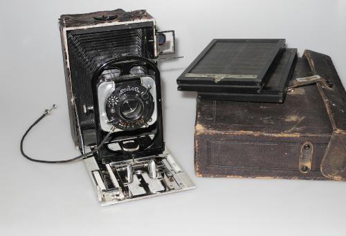 GAUMONT SPIDOLETTE 9x12 FROM 1912 WITH 135/6 LACOUR BERTHIOT, 2 DOUBLE FILMS HOLDER, CABLE RELEASE, CASE, IN GOOD CONDITION