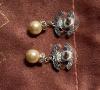 Chanel boucles d'oreilles CC en métal argenté, strass et perles, collection hiver 2008, superbes