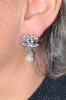 Chanel boucles d'oreilles CC en métal argenté, strass et perles, collection hiver 2008, superbes