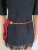 Chanel ceinture fine chaine métal doré et cuir rouge vintage, T.70 à 85, bel état