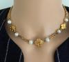 Chanel collier ras de cou en métal doré orné de trèfles et de perles, vintage 1983, très bel état