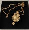 Christian Dior long collier chaine orné d'un pendentif en métal doré et perles vintage 1980 superbe
