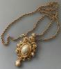 Christian Dior long collier chaine orné d'un pendentif en métal doré et perles vintage 1980 superbe