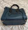 Céline sac modèle Luggage Micro en cuir lisse bleu et noir, Dustbag, très bel état