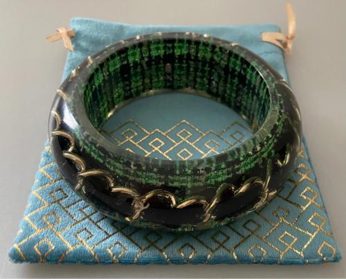 Chanel bracelet jonc tweed vert et noir et chaîne métal incrusté de lucite superbe
