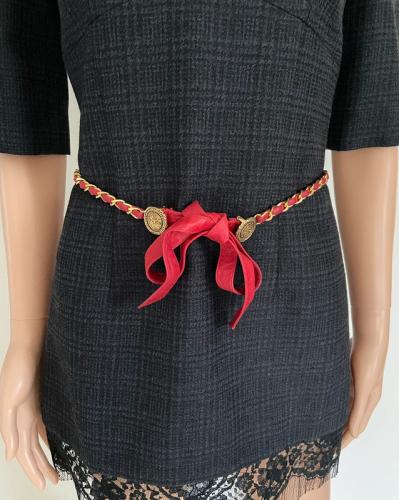 Chanel ceinture fine chaine métal doré et cuir rouge vintage, T.70 à 85, bel état