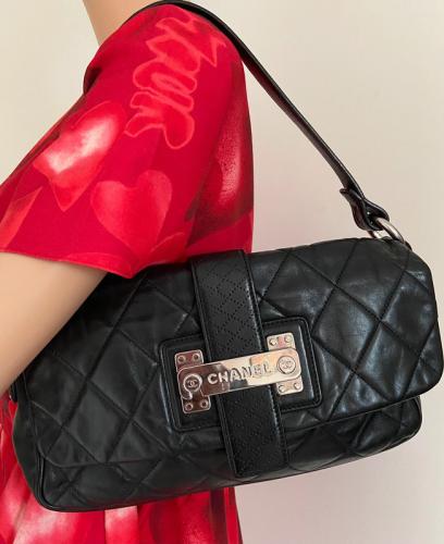 Chanel sac baguette en cuir noir matelassé vintage, bon état