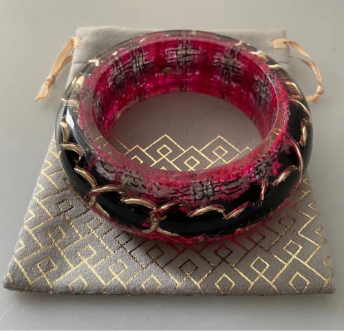 Chanel bracelet jonc tweed rose et noir et chaîne métal incrusté de lucite superbe