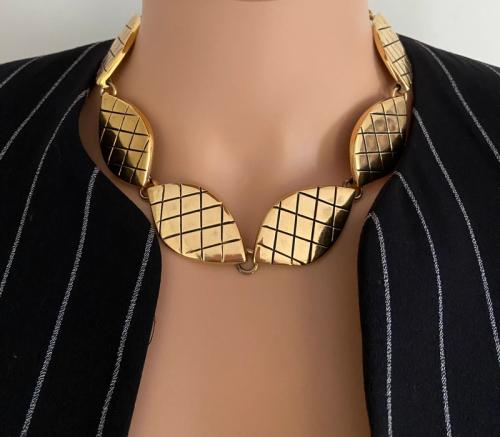 Yves Saint Laurent collier métal doré à maillons navettes striés de losanges, vintage, très bel état