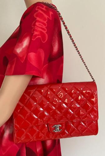 Chanel sac classique simple rabat en cuir verni rouge matelassé, bandoulière, Dustbag, très bel état